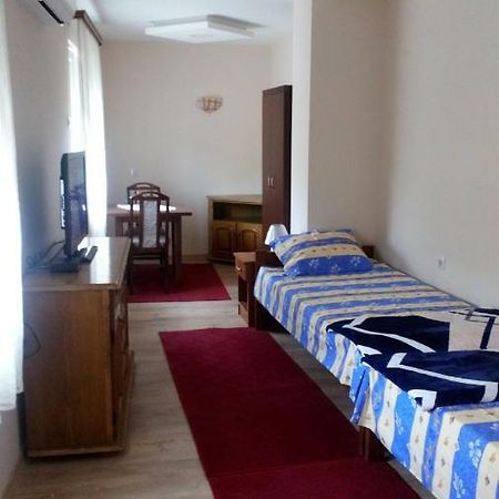 Guest House Green View ปิโรต์ ภายนอก รูปภาพ